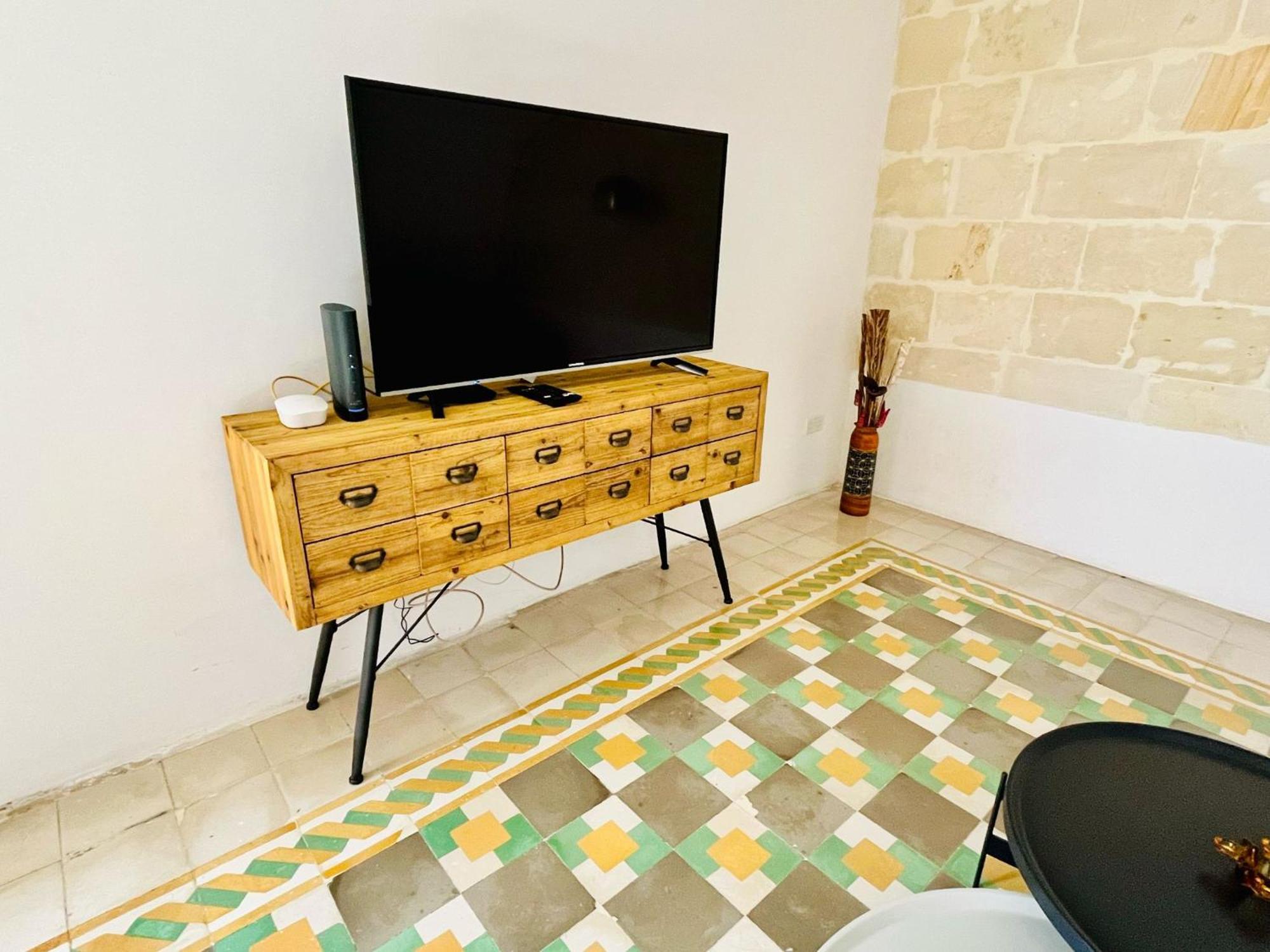 Cozy Charming Apartment In Old Bakery Street La Valette Extérieur photo
