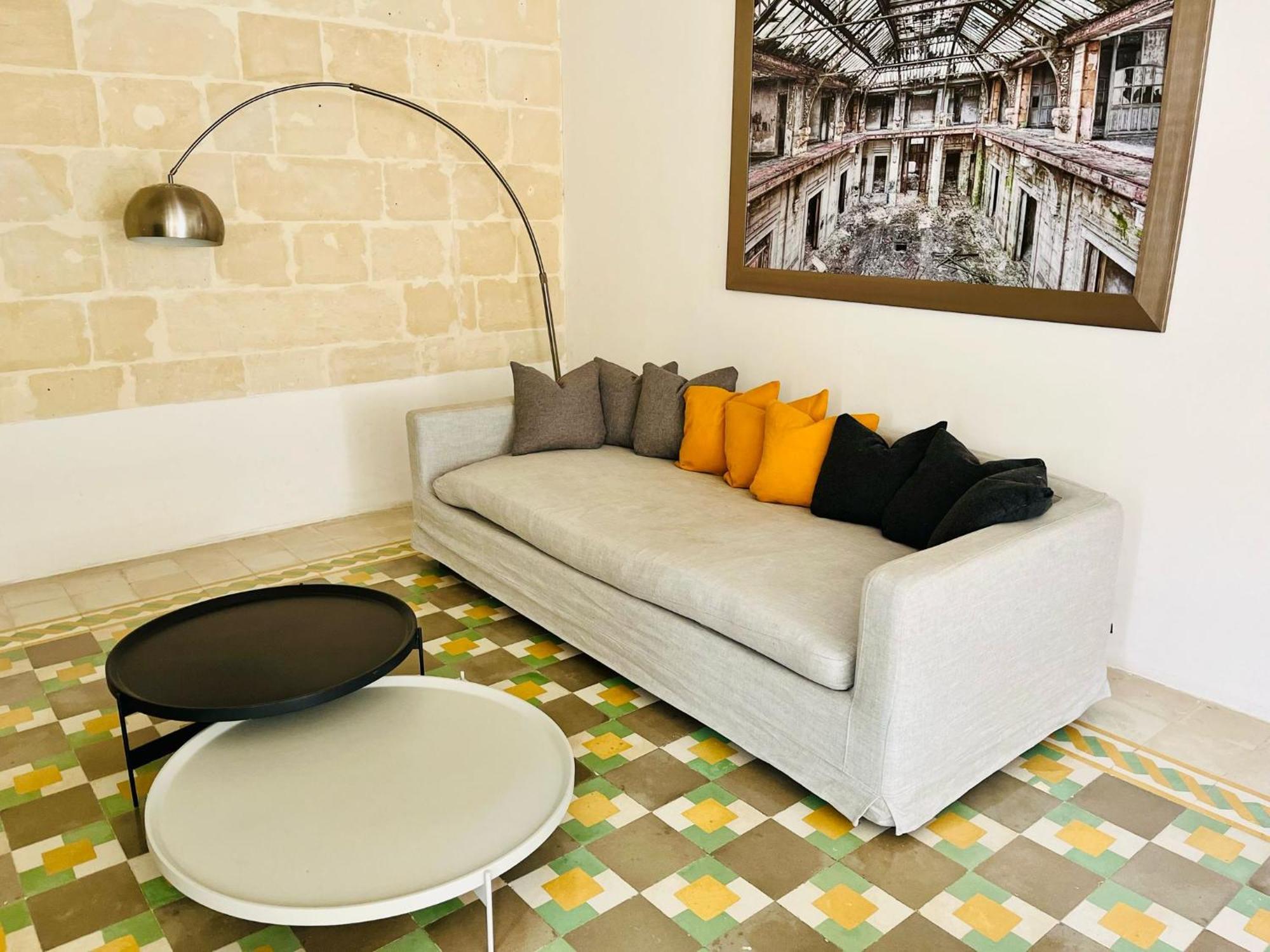 Cozy Charming Apartment In Old Bakery Street La Valette Extérieur photo